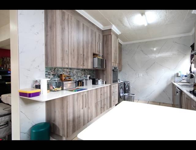 3 BEDROOM TOWNHOUSE FOR SALE IN THATCHFIELD